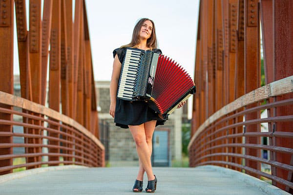 La chanteuse et accordéoniste américaine Alicia Jo Straka